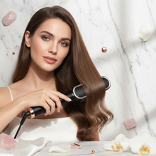 Cargar imagen en el visor de la galería, Cepillo Alisador - Mujer alisándose el pelo
