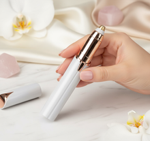 Cargar imagen en el visor de la galería, Depiladora Facial - En manos de mujer
