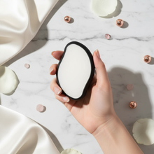 Cargar imagen en el visor de la galería, Depiladora Láser - Mano sosteniendo
