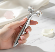 Cargar imagen en el visor de la galería, Masajeador Facial 3D - En mano femenina
