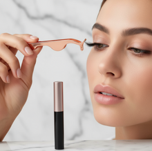 Cargar imagen en el visor de la galería, Mujer aplicándose pestañas - Muy realista
