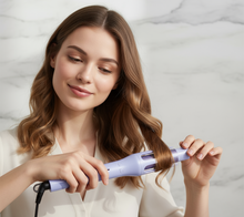 Cargar imagen en el visor de la galería, Mujer real usando rizador de pelo lila - Fondo mármol
