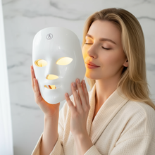 Cargar imagen en el visor de la galería, Mujer sujetando máscara LED amarilla - Natural y aesthetic
