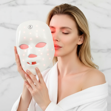 Cargar imagen en el visor de la galería, Mujer sujetando máscara LED encendida - Aesthetic
